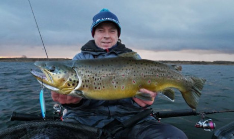 Zo vang je grote forel en bot op het Oostvoornse Meer